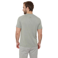 - Vīrietis, valkājot T-kreklu "Wave mint" no Outfish kolekcijas
- Krekls mugurpusē skatā
- Raglana piegriezums
- Maiga, plāna un elastīga auduma struktūra
- Higiroskopiskais viskozes materiāls efektīvi absorbē mitrumu
- Krekla krāsa: piparmētru zaļa
- Viegls un ērts dizains
- Outfish