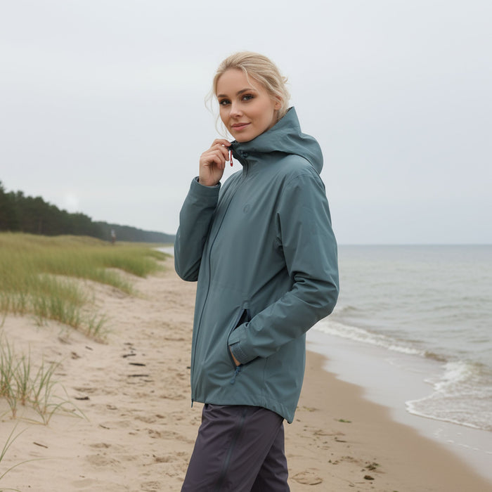 FHM lietus jaka sievietēm, ūdensnecaurlaidīga membrāna, zaļa, piemērota pārgājieniem un mitriem laika apstākļiem Latvijā.