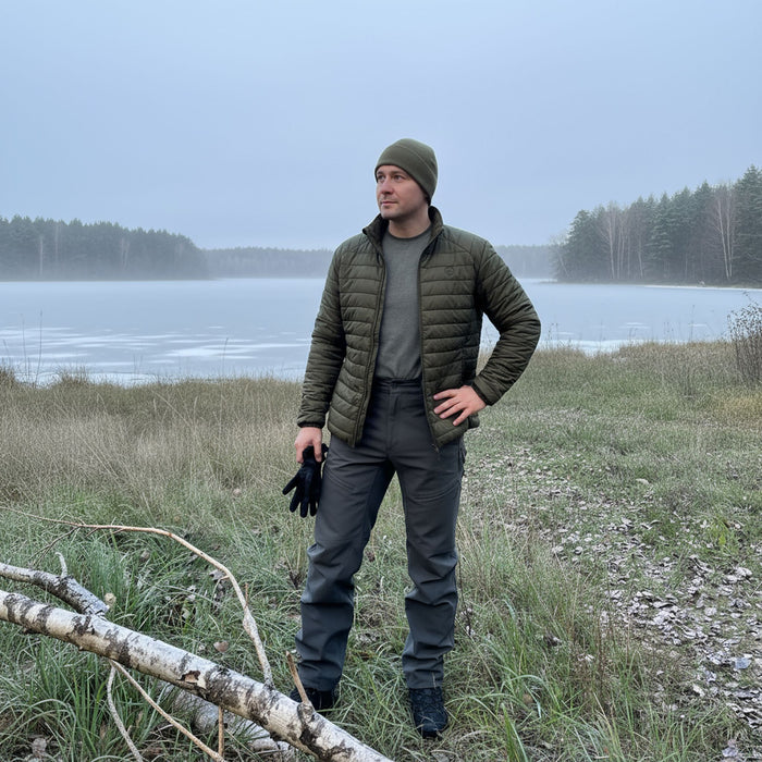 FHM medību un makšķerēšanas bikses, ūdensnecaurlaidīgas, tumši pelēkas, piemērotas pārgājieniem un aktīvai atpūtai Latvijā.