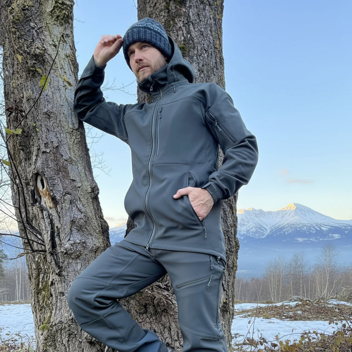 FHM taktiskā softshell jaka pelēkā krāsā ar ūdensnecaurlaidīgu materiālu, piemērota vējam un mitram laikam Latvijā.