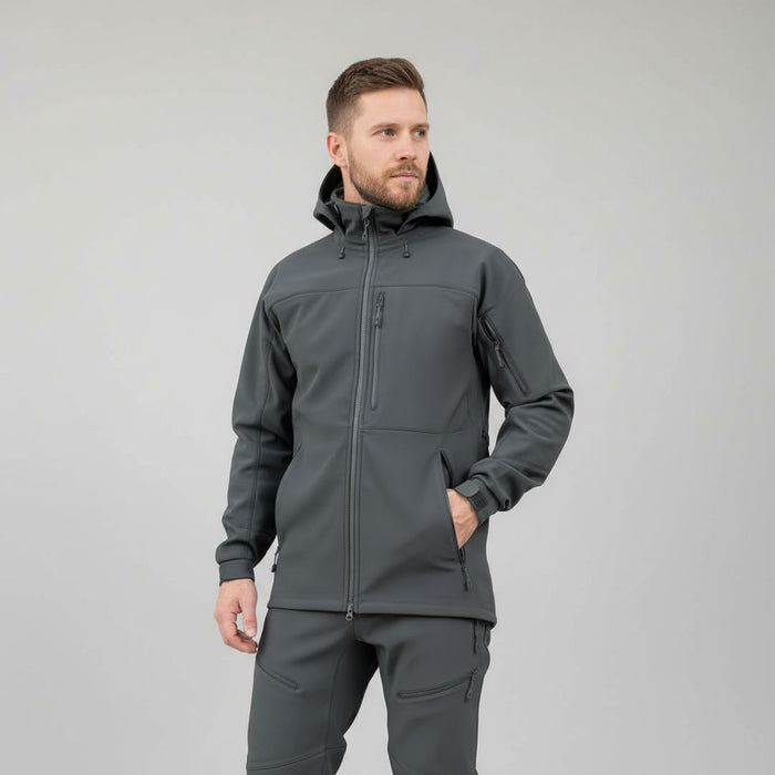 FHM taktiskā softshell jaka, ūdensnecaurlaidīga, elpojoša, tumši pelēka, piemērota pārgājieniem un aktīvai atpūtai lietainā laikā.