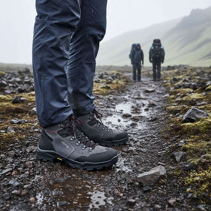 Alpina Helios 2.0 pārgājienu zābaki, ūdensnecaurlaidīgi, ar Vibram zoli, melni, piemēroti mitriem Latvijas laika apstākļiem.