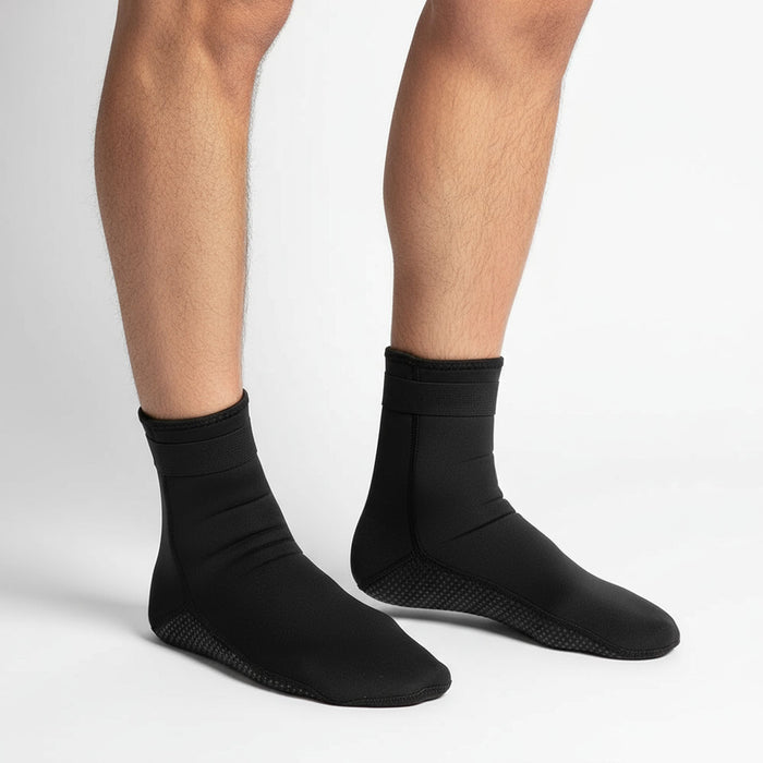 Outfish neoprēna zeķes, 3 mm biezas, melnas, ūdensnecaurlaidīgas, termāla aizsardzība peldēšanai aukstā ūdenī Latvijā.