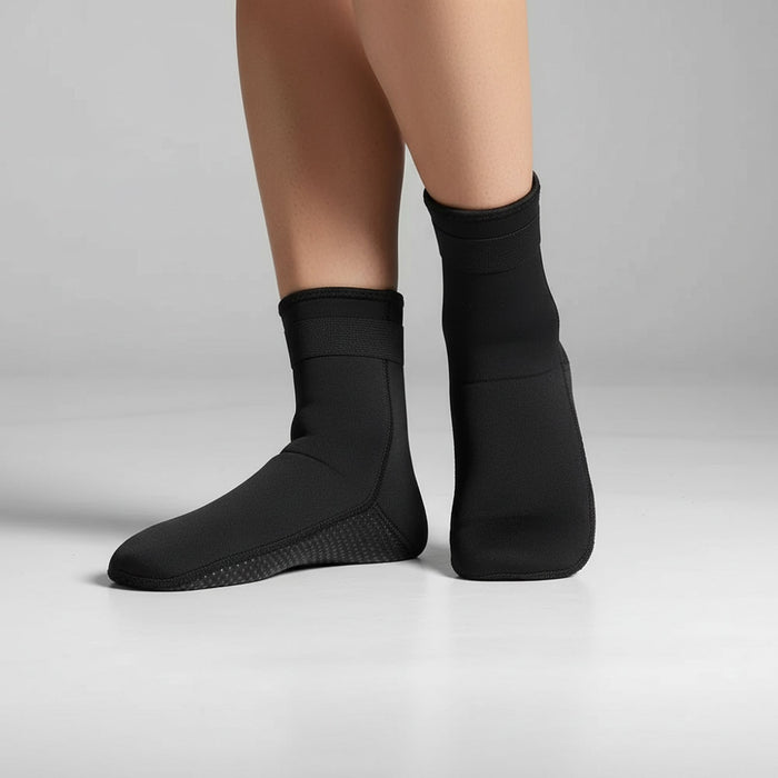 Outfish neoprēna zeķes, 3mm, melnas, ūdensnecaurlaidīgas, pārgājieniem un makšķerēšanai aukstā ūdenī.