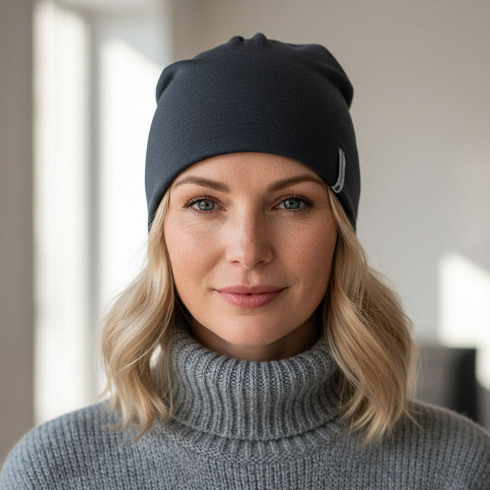 Thermowave merino life beanie cepure, merino vilna, tumši pelēka, vēsām rudens un ziemas dienām, sievietes modelis tuvplānā.