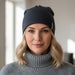 Thermowave merino life beanie cepure, merino vilna, tumši pelēka, vēsām rudens un ziemas dienām, sievietes modelis tuvplānā.