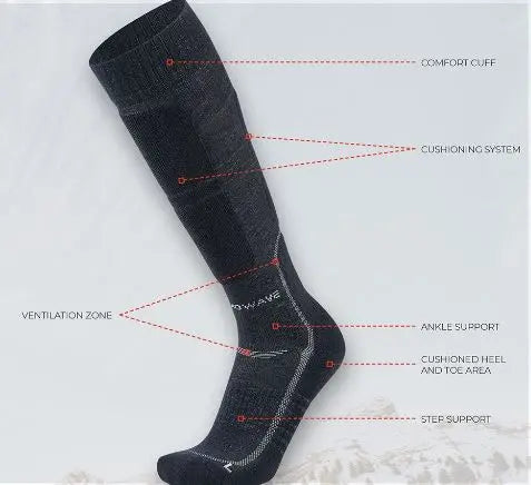 - Melni, garie, termo zeķes Thermowave Performance Discover Merino Snow Socks stāv fonā.
- Zeķes ir izgatavotas no Merino vilnas un sintētisku šķiedru kombinācijas.
- Zeķu struktūra nodrošina elpošanu, siltuma izolāciju un antibakteriālas īpašības.
- Priekšējais skats, redzama ērtā, pastiprinātā josta zeķes augšpusē.
- Norādīts ventilācijas zonas, amortizācijas un atbalsta vietās.
- Piemērotas dažādām āra aktivitātēm kā: slēpošana, medības un pārgājieni.
- Thermowave