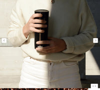 Termo krūze Thermal Mug Sigg Miracle Touch Black 0.47 L no nerūsējošā tērauda ar dubultām sienām un noslēgšanas pogu.