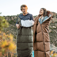 - Cilvēki bauda āra aktivitātes, izmantojot brūnas krāsas "Naturehike U350 Envelope Sleeping Bag With Hood". Naturehike,