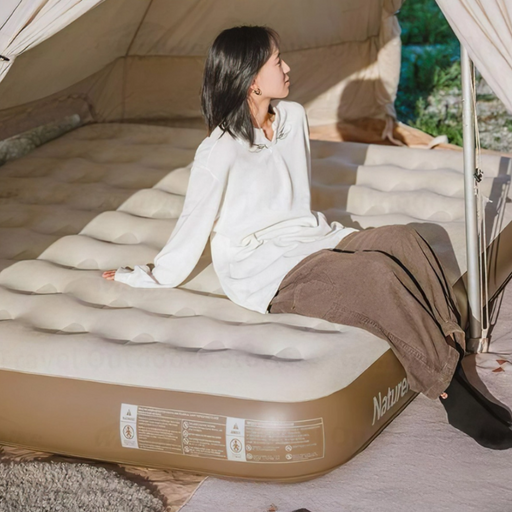 - Sieviete sēž uz Naturehike C25 Air Mattress ar iebūvētu pumpi diviem cilvēkiem teltī parkā 
- Gaisa matracim ir šūnveida balsta sistēma un iebūvēta pumpja funkcija 
- Matrača pārvalks ir izgatavots no formaldehīda nesaturošiem, ādai draudzīgiem materiāliem 
- Pateicoties uzlabotajai dizaina tehnoloģijai, to ir viegli uzglabāt un pārnēsāt 
- Naturehike