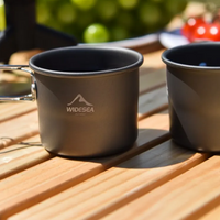 - Pelēka Widesea Camping Mug 200ml uz koka galda ar locāmu rokturi, 
- Piemērota āra kempingiem un dzeršanai, 
- Kompakts un viegli uzglabājams dizains, 
- Izgatavota no alumīnija sakausējuma, ar dubultiem rokturiem, 
- Ar Widesea logotipu, 
- Divas krūzes ar salokāmiem rokturiem, 
- Widesea,
