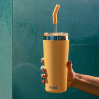 Sigg Travel Mug Helia Muted Peach 0.6 L termoss ar dubultās sienas konstrukciju un videi draudzīgu stikla salmiņu.