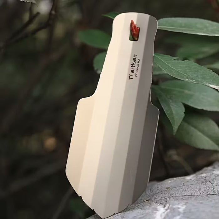 artisan titāna kempinga lāpsta, viegla un izturīga āra pārgājieniem Latvijas apstākļiem, tuvplāns uz lāpstas formu