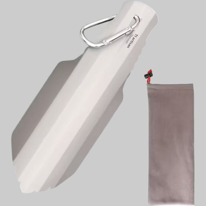 Titanium camping lāpsta, viegla, izturīga, ar karabīni, piemērota pārgājieniem un kempingam Latvijas apstākļos.