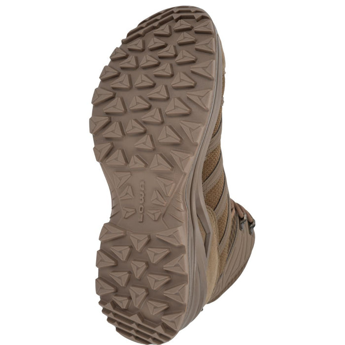 Lowa pārgājienu zābaki ar neslīdošu zoli, Innox Pro Mid Coyote, elpojoši, bez membrānas, tuvplāns uz zoles detalizāciju.