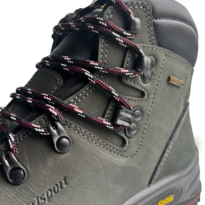 Grisport medību zābaks mid khaki, ādas materiāls, ūdensizturīgs, tuvplāns uz šņorēm un rāvējslēdzēja detaļu.