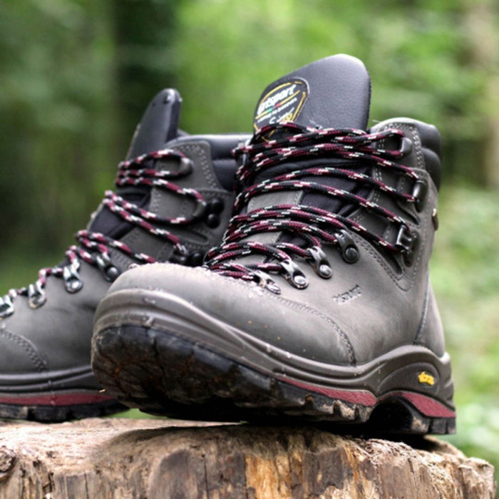 Grisport medību zābaki, ūdensizturīgi, vidēji augsti, khaki krāsā, piemēroti pārgājieniem un dabas aktivitātēm Latvijā.