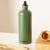 Sigg aluminium ūdens pudele, zaļa, 1 litrs, piemērota pārgājieniem un ikdienai Latvijā.