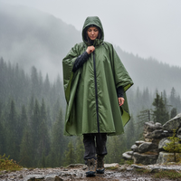 lietus pončo ar kapuci, ūdensnecaurlaidīgs poliesteris, piemērots pārgājieniem un lietainam laikam Latvijā