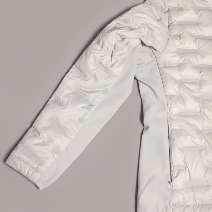 humtto dūnu jaka, gaiši pelēka ar hibrīda paneļiem, viegla un silta, piemērota pārgājieniem rudenī un ziemā Latvijā