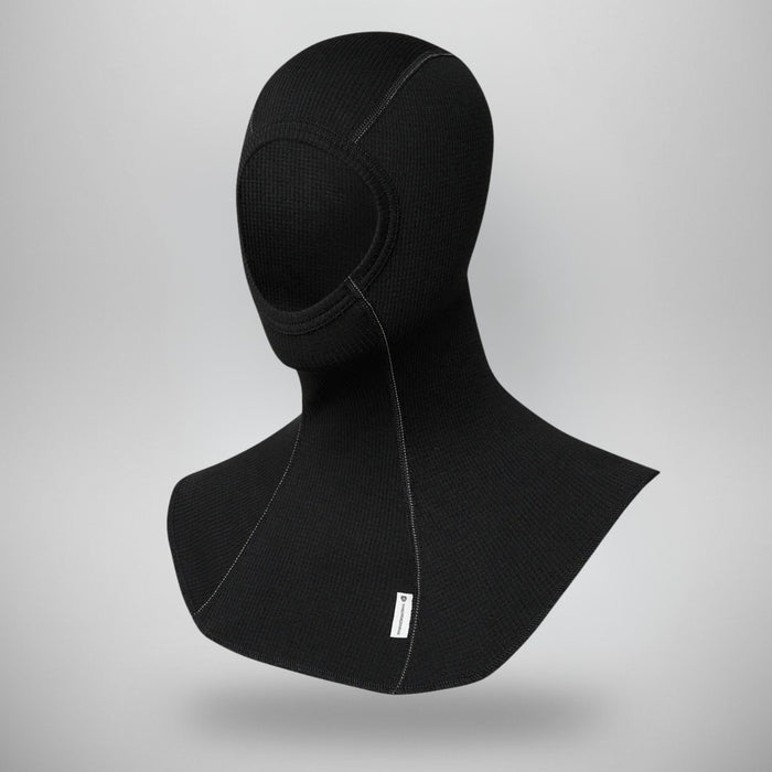 Uniisex balaclava no elastīga poliestera, elpojoša un mitrumu atgrūdoša, melna, piemērota āra aktivitātēm ziemā un rudenī.