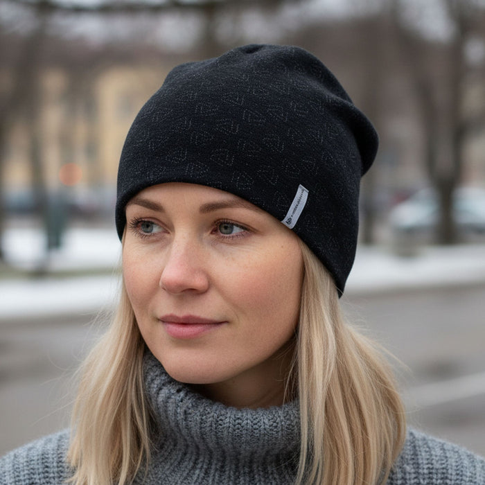 thermowave merino cepure, melna, ziemai un āra aktivitātēm, tuvplāns uz galvu ar cepuri