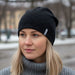 thermowave merino cepure, melna, ziemai un āra aktivitātēm, tuvplāns uz galvu ar cepuri