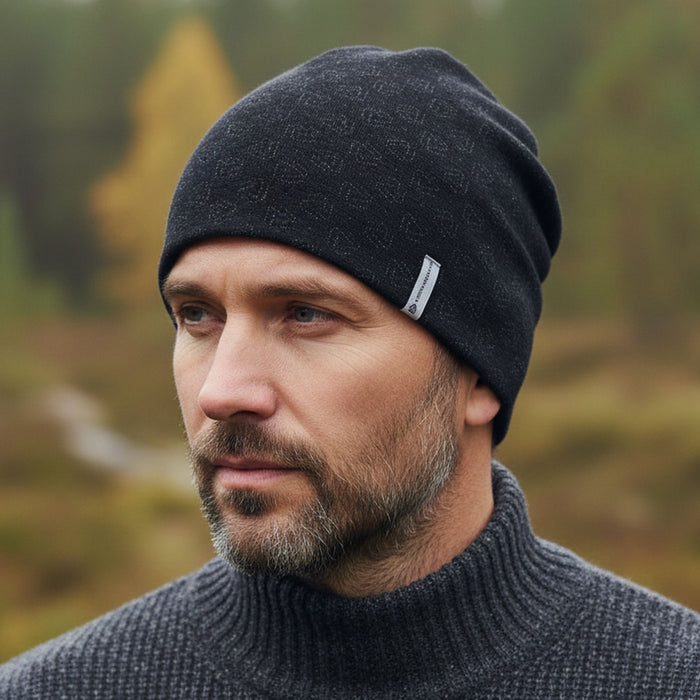 thermowave merino cepure, melna, ziemai, tuvplāns uz galvas daļu, vīrieša portrets ārā