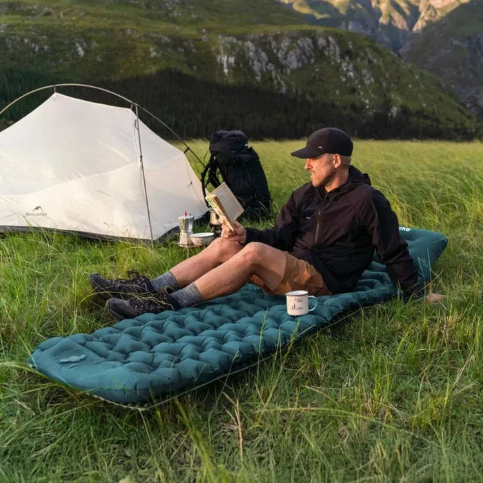 Piepūšams matracis Naturehike R vērtība 1,6, biezums 9,5 cm, 620 g — zils