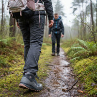 Humtto trekinga zābaki, ūdensnecaurlaidīgi, viegli, pelēki, piemēroti pārgājieniem mitrā mežā Latvijā.