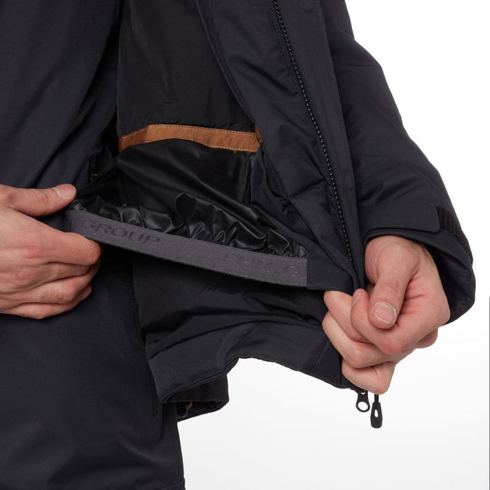 FHM ūdensnecaurlaidīga izolēta jaka ar Toray Dermizax membrānu, melna, ziemai, tuvplāns uz iekšējās aproces detaļas.