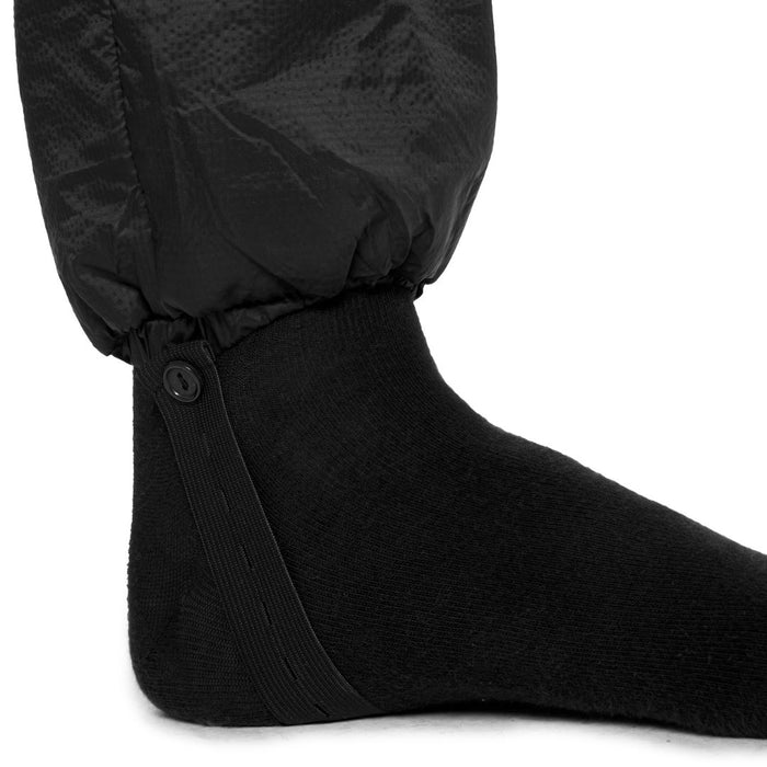 fhm Innova termo bikses ar primaloft izolāciju un vēja necaurlaidīgu materiālu, melnas, tuvplāns uz potītes daļas