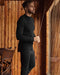 - Vīrietis, valkā "Thermowave 2 IN 1 Thermal Clothing Winter Underwear Longsleeve Shirt", eleganta melnā krāsā.
- Izgatavots ar Thermowave tehnoloģiju.
- Divkārša slāņu tehnoloģija ar iekšējo poliestera un ārējo kokvilnas slāni.
- Šūts ar dimanta līdzīgiem gaisa kabatu rakstiem.
- Garāks muguras daļa nodrošina pareizu pārklājumu.
- Raglāna piedurknes maksimālai mobilitātei.
- Plakanšuvju minimālai kairināšanai.
- Piemērots darbam, makšķerēšanai, nometnei, bushcraft darbībām.
- Thermowave.