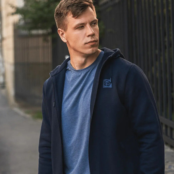 - Vīrietis valkā Zipped Hoodie Wave Blue, modernu un elegantu kapuci no Outfish.
- Izturīgs rāvējslēdzējs priekšā, nodrošinot vieglu uzvilkšanu un noņemšanu.
- Viegls un gluds materiāls nodrošina izcilu komfortu iekšpusē un ārā.
- Regulējams kapuce pielāgojas jebkurai videi.
- Priekšējā kabata nodrošina funkcionalitāti un stilu.
- Zipped Hoodie Wave Blue izstaro elegantu un ikdienišķu stilu, kas ir ideāli piemērots jebkuram gadījumam.
- Outfish.