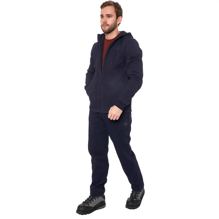 - Vīrietis valkā Zipped Hoodie Wave Blue, raksturotas ar rāvējslēdzēju un kapuci
- Modelis rāda vienkāršu, universālu sporta apģērbu dizainu
- Kapuce pielāgojama personalizētai ērtībai
- Priekšā kabata, kas nodrošina funkcionalitāti un estētiku
- Apģērbs ir viegls, sver tikai 0.7 kg, ideāli piemērots iekštelpām un ārā
- Izgatavots no gludas un ērti valkājamas materiāla
- Piemērots ikdienas nēsāšanai mājās vai izbraukumiem
- Krāsa: Zilā, Outfish