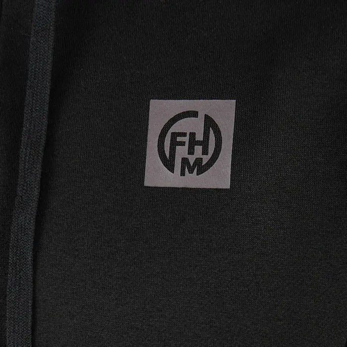 - Melns Zipped Hoodie Wave V2 ar FHM logotipu
- Izsmalcināts, viegls un ērts audums
- Elegants un funkcionāls ar regulējamu kapuci
- Priekšējā kabata ērtībām
- Ideāli piemērots gan mājas atpūtai, gan aktīvām ārpus telpām
- Svars: 0.7 kg
- Zīmols: Outfish