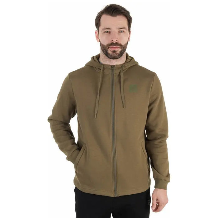 - Vīrietis, ģērbies Zipped Hoodie Wave V2 haki krāsā, stāv taisni ar rokām kabatās.
- Kapuce ar regulējamu auklu piedāvā personalizētu komfortu.
- Rāvējslēdzēja dizains nodrošina ērtu uzvilkšanu.
- Priekšējā kabata praktiskumam un stilam.
- Viegls un ērts apģērbs, kas sver tikai 0,7 kg.
- Neatņemams garderobes elements gan mājas atpūtai, gan aktīvai dzīvei ārpus telpām.
- Zīmola vārds: Outfish.