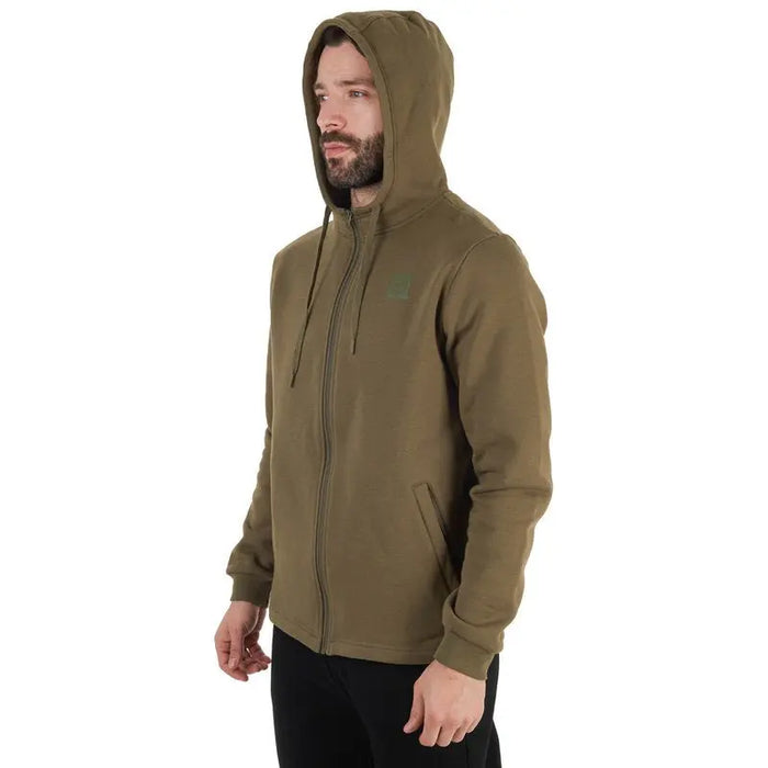 - Vīrietis valkā Khaki krāsas Zipped Hoodie Wave V2 ar rāvējslēdzēju
- Priekšpusē redzama kabata un regulējama kapuce
- Outfish