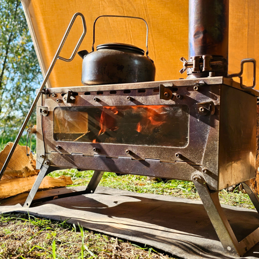 Telts Krāsns
Piemērota apkurei, ēdiena gatavošanai vai grilēšanai, izmantojot papildu piederumus, piemēram, sānu plauktus vai grila paneli.
Savietojama ar teltīm un tentiem, kas aprīkoti ar skursteņa izvadatveri, nodrošinot drošu lietošanu telpās.