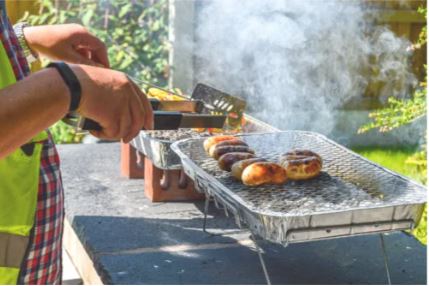 - Persona, kurš gatavo ēdienu uz Bar-Be-Quick FSC Party Barbecue One Time Grill, BBQ,