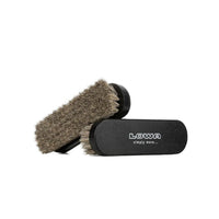 LOWA CARE BRUSH ar augstas kvalitātes zirgu sariem un koka rokturi ādas apavu tīrīšanai un kopšanai.