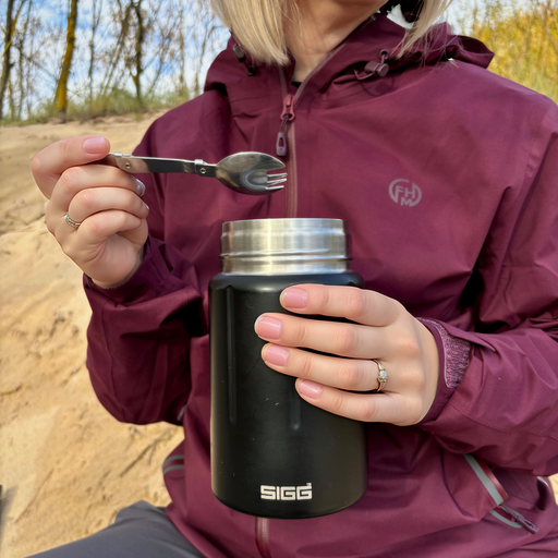 Šveices uzņēmuma SIGG pārtikas ēdiena termosa jaunā forma. Tā vieglā konstrukcija ir izgatavota no augstas kvalitātes 18/8 tērauda. Plašā termosa atvēršana atvieglo pildīšanu. To ir arī vieglāk tīrīt. Praktiskais skrūvējamais vāciņš nodrošina, ka termoss ir necaurlaidīgs. Integrētā ventilācijas atvere un saliekamā tērauda Spork (karotes un dakšiņas kombinācija) papildina šī praktiskā, glītā termosa komfortu. Vāciņš darbojas kā šķīvis/maza bļoda, kas ļauj ērti izmantot šo termosu birojā, ceļojumā, darbā, sko