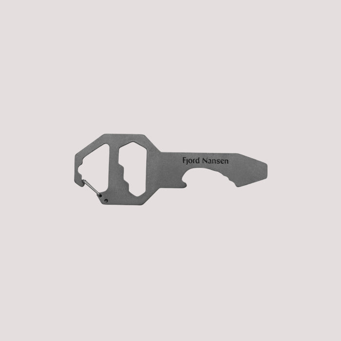 NOKKEL daudzfunkcionāls atslēgu piekarņš
Daudzfunkcionāls nerūsējošā tērauda atslēgu gredzens, kas paredzēts atslēgu vai mazu ikdienas priekšmetu sakārtošanai.
To var izmantot arī kā pudeles atvērēju, mini mērlenti (30 mm garu), uzgriežņu atslēgu un skrūvgriezi.