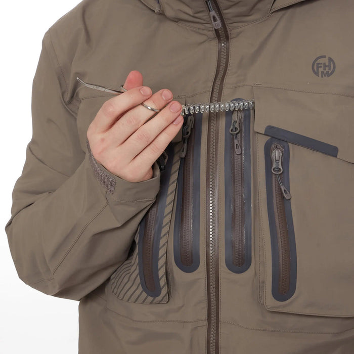 Makšķerēšanas Jaka
- FHM Brook Wading Jacket in brown, showcasing multiple zippered pockets and technical features, ideal for fly fishing and outdoor activities, FHM.