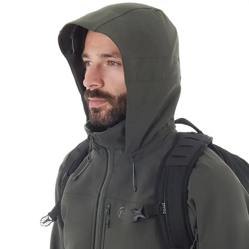 - Vīrietis valkā FHM Stream Tactical Softshell Suit 8000 mm Green Khaki uzvalku
- Tērpts taktiskajā jaku ar kapuci un rāvējslēdzējiem
- Ērta un izturīga uzvalka detaļa priekšējā skata
- Ideāls āra aktivitātēm dažādos temperatūras apstākļos
- Stream jakas divvirzienu centra rāvējslēdzējs un ventilācijas sietiņi zem rokas
- Outfish