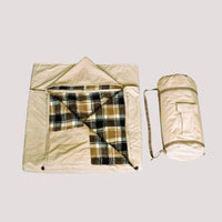 Bushmen termopončo sega, smilškrāsaina, silta un viegla, piemērota pārgājieniem un kempingam Latvijā, tūrisma piemērs ar pārnēsāšanas somu