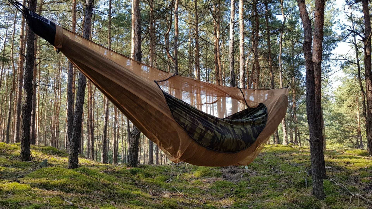 Insektu tīkls Hamokam
- Bushmen Desert Hammock Insect Net 300g uzstādīta starp kokiem mežā,
- Nodrošina 360 grādu aizsardzību pret moskītiem, ērcēm, mušām, skudrām un knišļiem,
- Blīvs tīkls ar 100 acīm/cm2 vispusīgai aizsardzībai,
- Ātra uzstādīšana, ērta ieliešana un izsaiņošana,
- Dubultais rāvējslēdzējs vieglai piekļuvei,
- Integrēta tīkla soma,
- Piemērots hamakiem no 2,7 līdz 3,3m,
- Viegls un kompakts dizains,
- Bushmen,