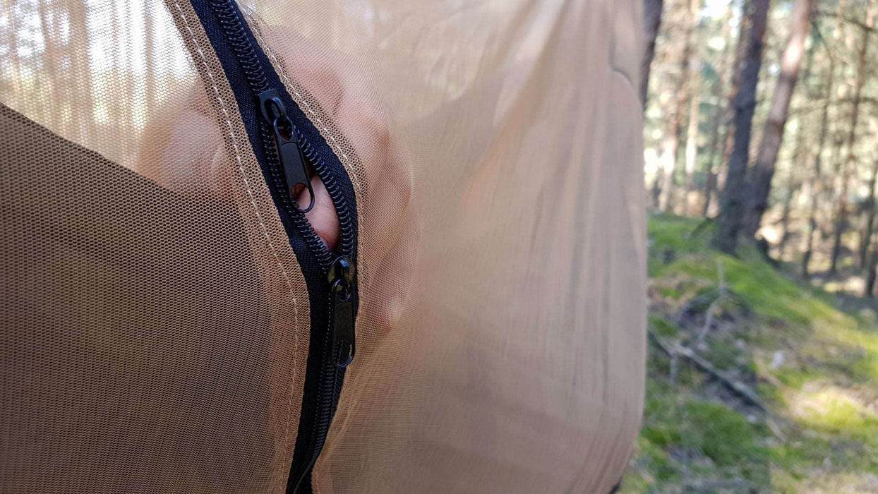 Insektu tīkls Hamokam
- Cilvēks izmanto dubulto rāvējslēdzēju, lai atvērtu Bushmen Desert Hammock Insect Net.
- Augstas blīvuma tīklojums nodrošina pilnīgu aizsardzību pret kukaiņiem.
- Bushmen,