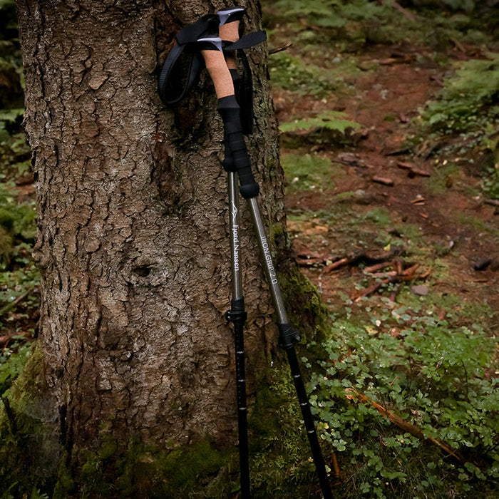 IRON Grip 2.0 pārgājienu nūjas ar ergonomisku korķa rokturi