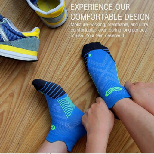 - Divi pāri "Outfish Thin Knit Fitness Socks" ar ergonomisko dizainu uz koka grīdas fona
- Zilo un melno krāsu kombinācija ar ventilācijas sietu un kompresijas dizainu
- Elastīgās aproces un elpojoši pēdiņas ar izturīgām papēžiem un pirkstiem
- Piemēroti dažādām aktivitātēm, piemēram, skriešanai, pārgājieniem, velobraukšanai un treniņiem sporta zālē
- Uzraksts par dizaina ērtību un gaisa caurlaidību, kas nodrošina sausas un vēsas pēdas
- Outfish